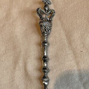Silvertone Brooch/kilt pin of Crown and sceptre